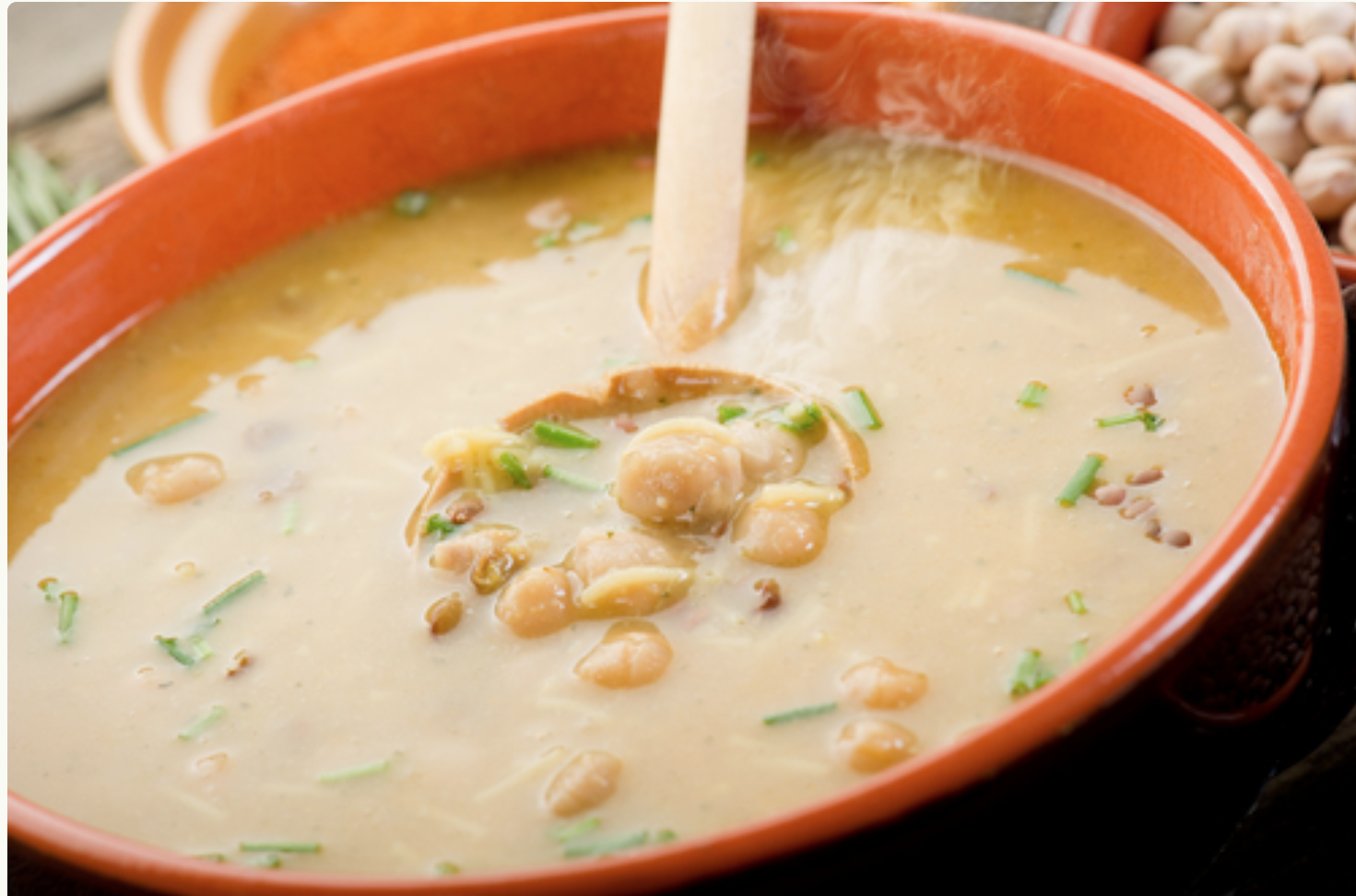 Ensalada de pimientos asados atún y huevo con sopa de pollo con garbanzos